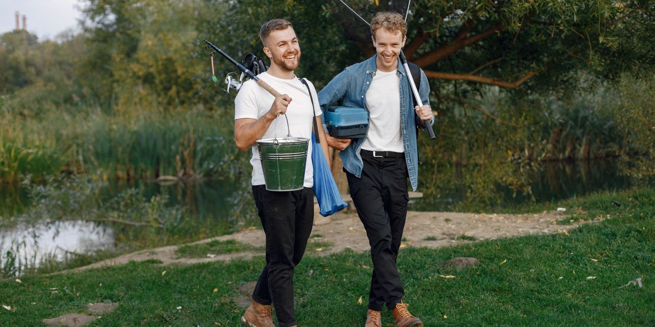 Two friends going fishing | Source: Pexels