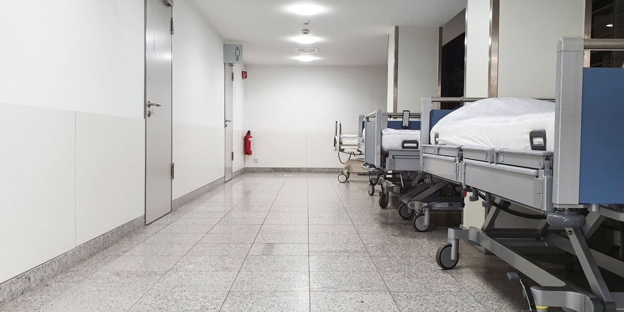 Beds in a hospital hallway | Source: Pexels