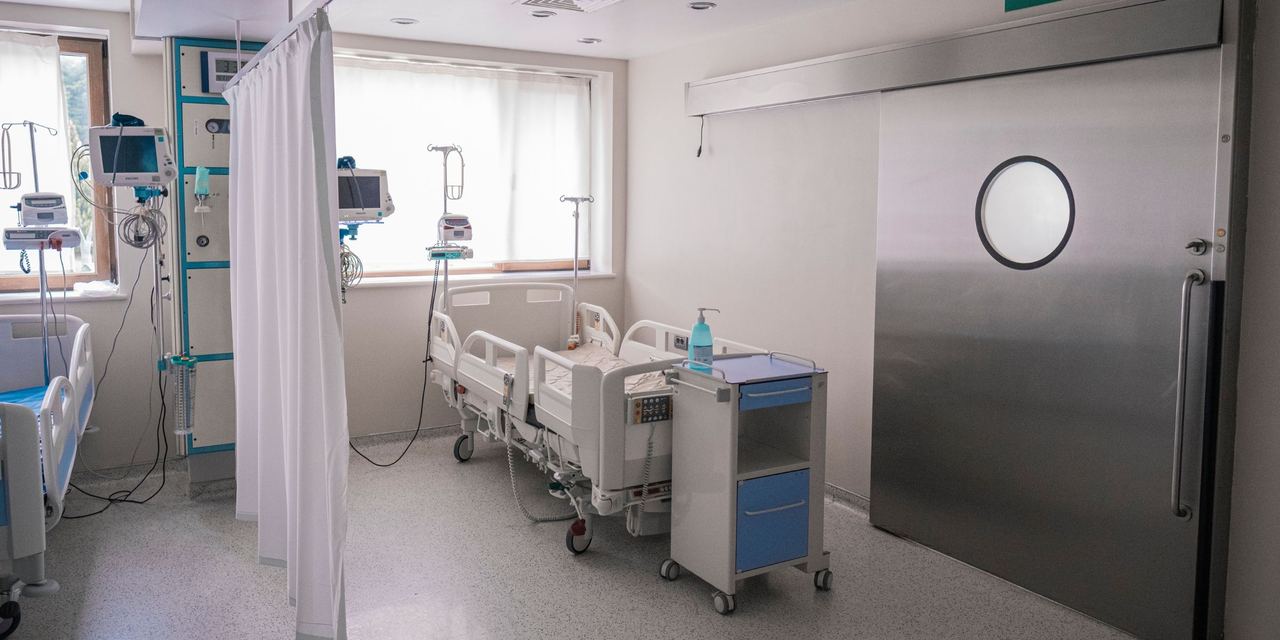 Empty hospital rooms with medical beds and equipment | Source: Pexels