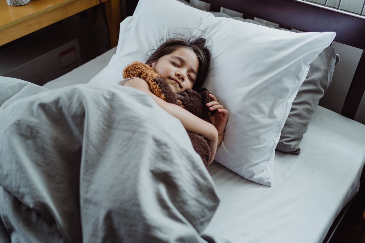 A little girl sleeping in her bed | Source: Pexels