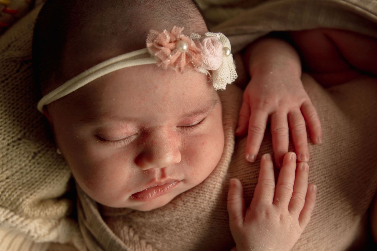 Image of a sleeping child in a flower headband | Source: Pexels