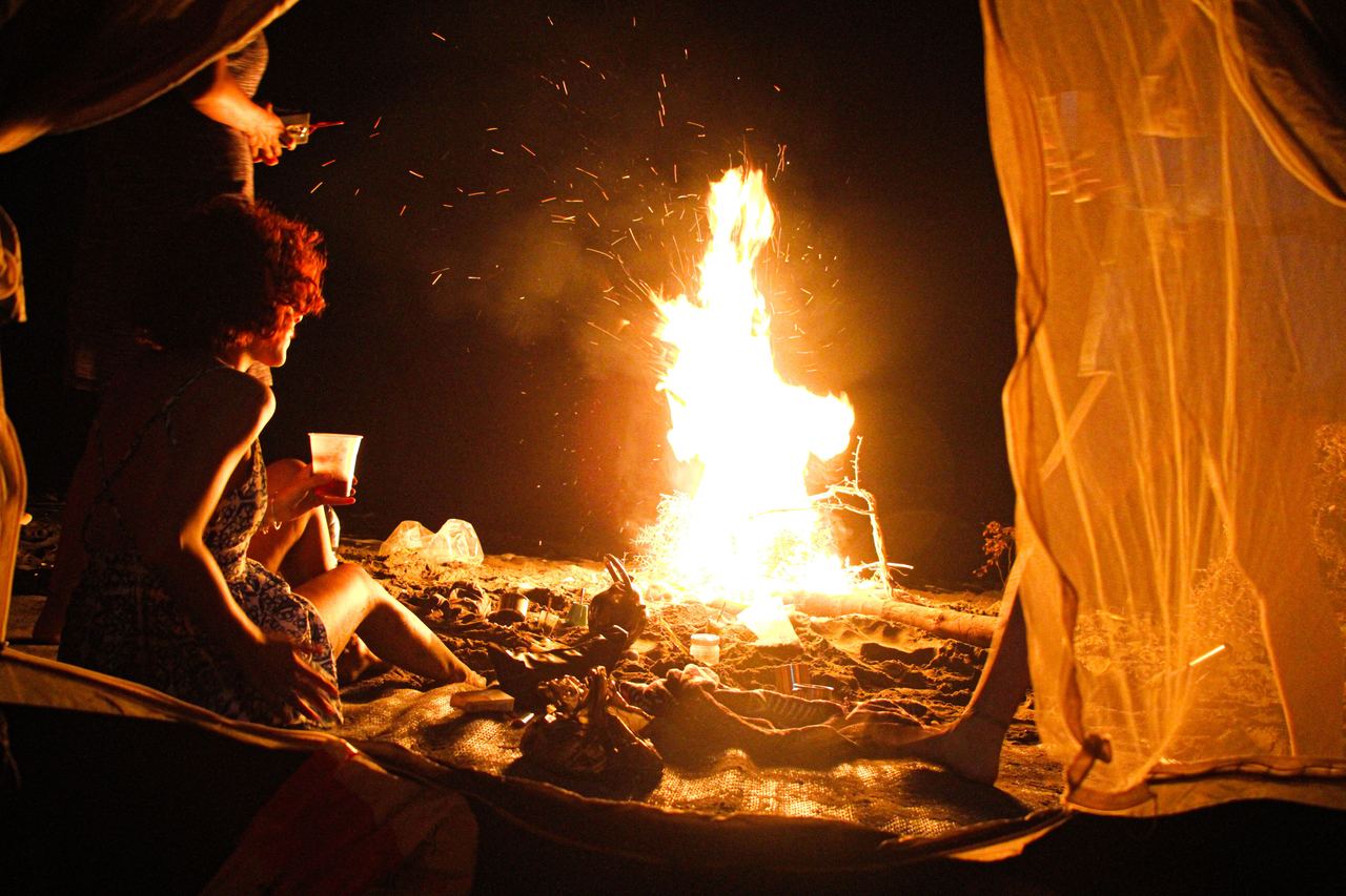 Cozy night scene of friends enjoying a beach campfire | Source: Pexels