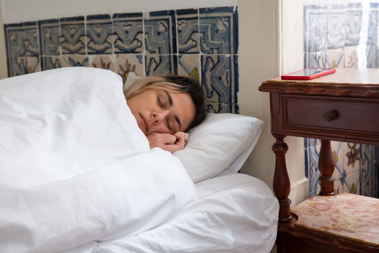 A woman sleeping soundly in a bed | Source: Pexels