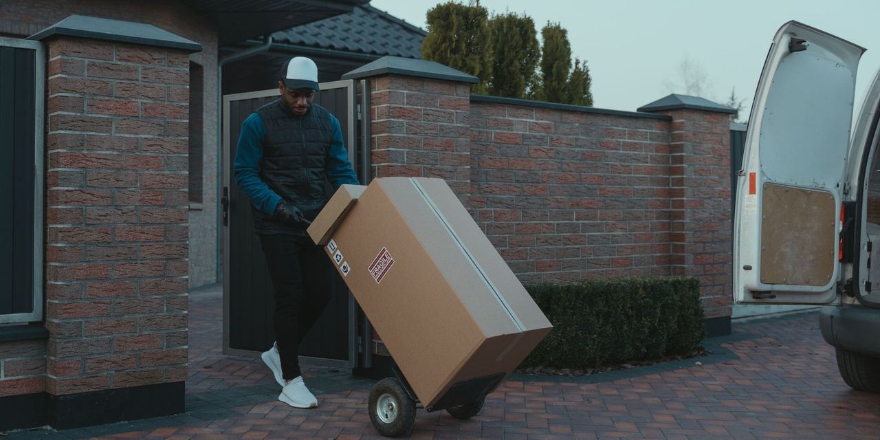 A man moving a cardboard box | Source: Pexels