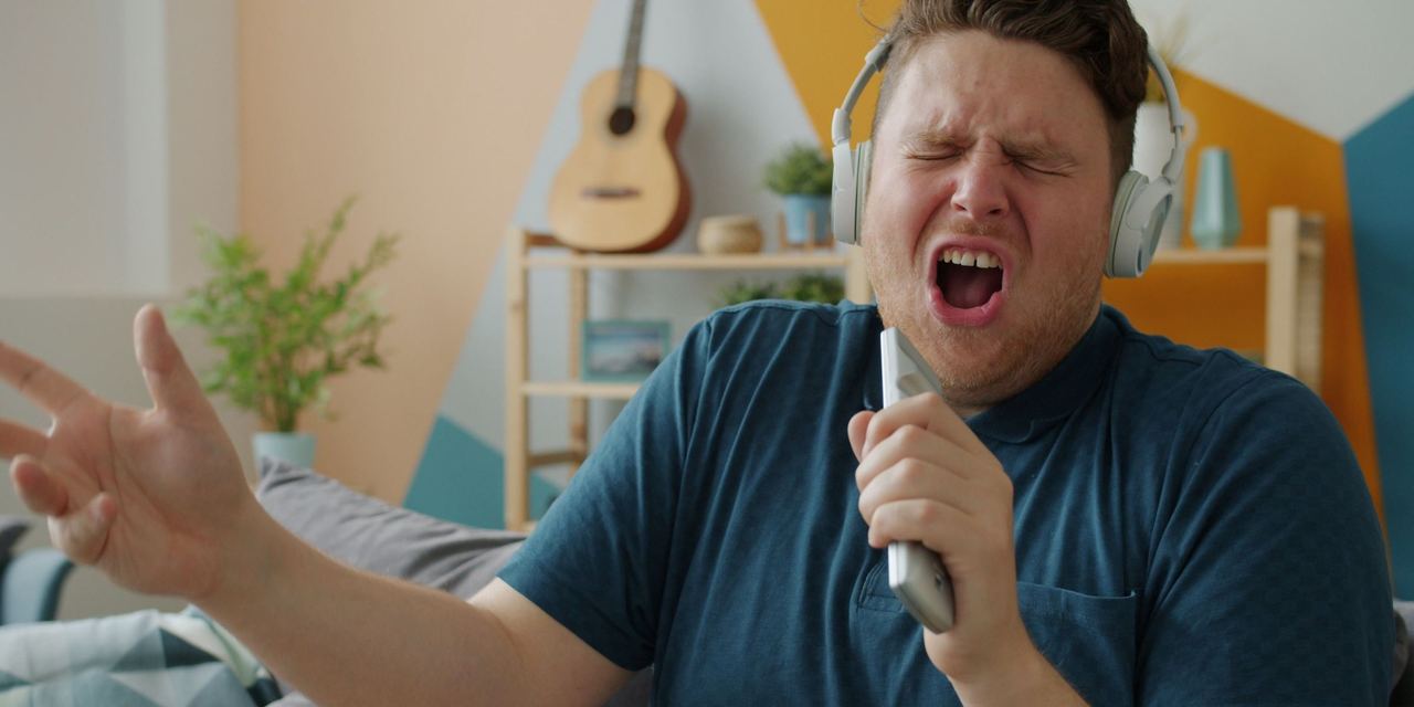 A man singing | Source: Pexels