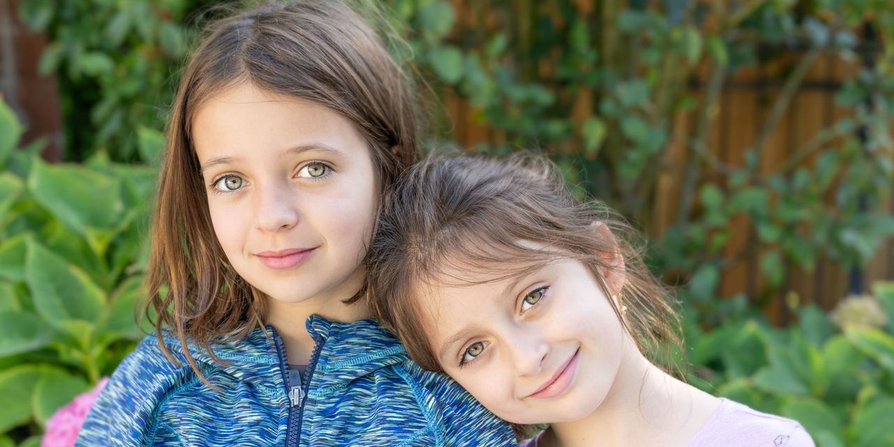Two smiling little girls | Source: Pexels
