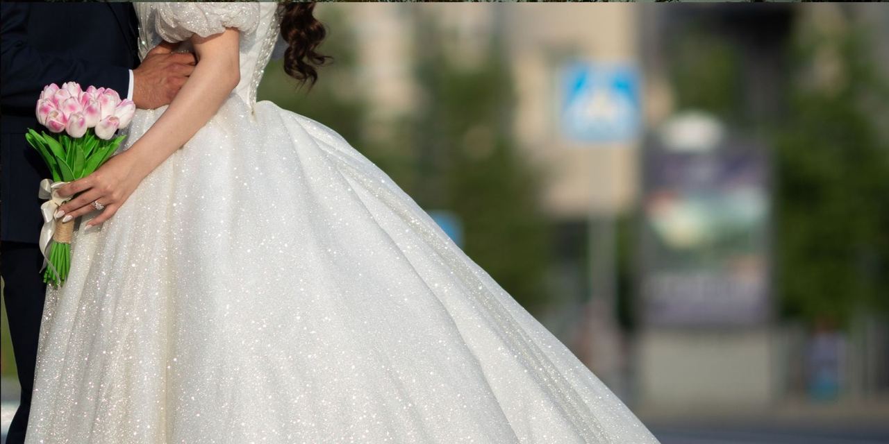 Close-up shot of a bride holding flowers | Source: Pexels