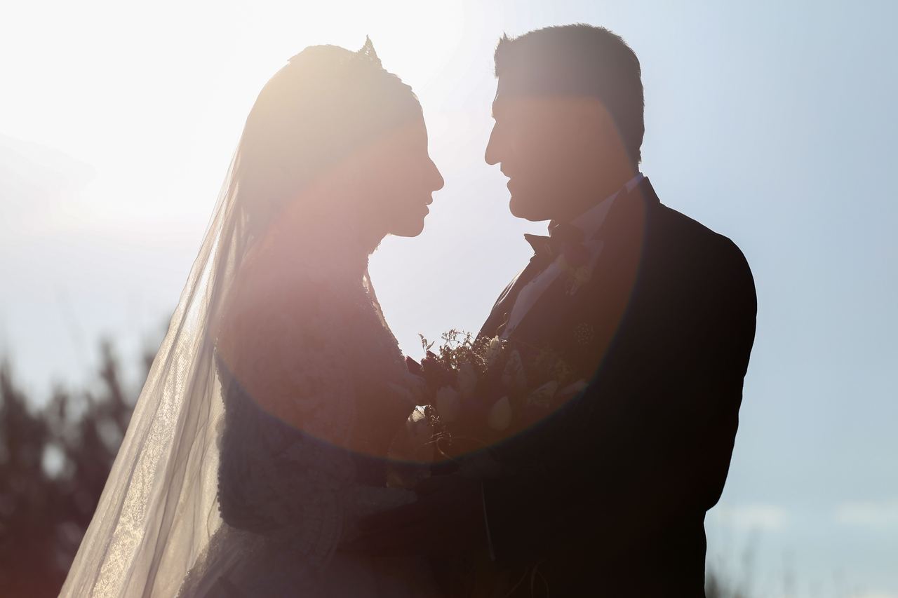 Beautiful silhouette of a bride and groom | Source: Pexels