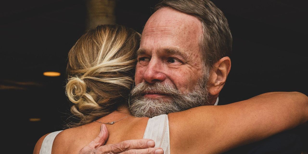 People hugging | Source: Pexels