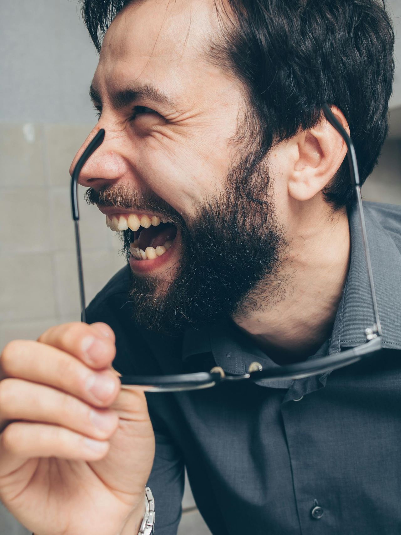 A man laughing | Source: Pexels