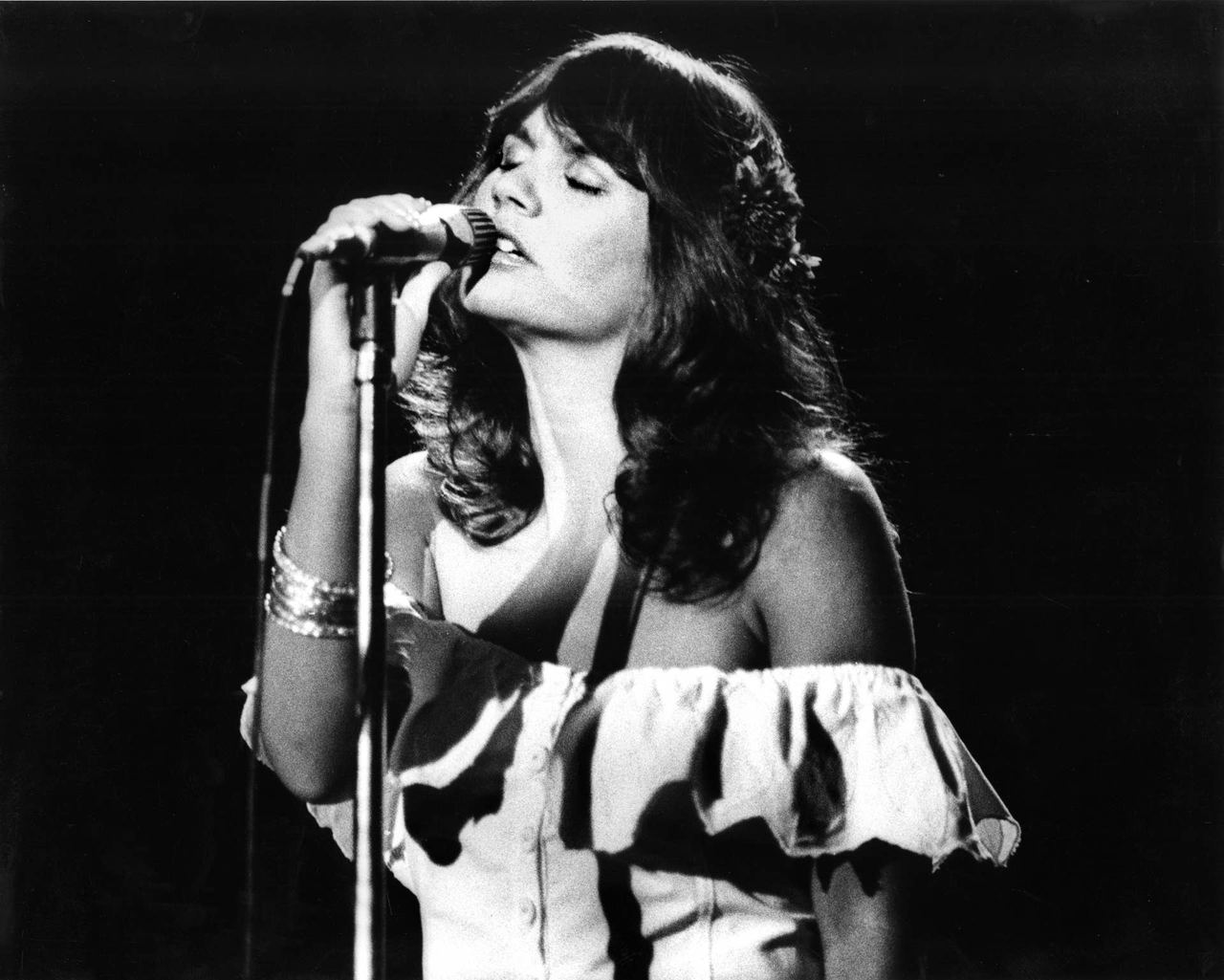 Linda Ronstadt performing in the 1970s, when her command of older songs became central to her success.