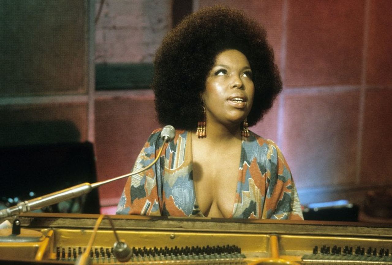 Roberta Flack performing at the piano in 1972.