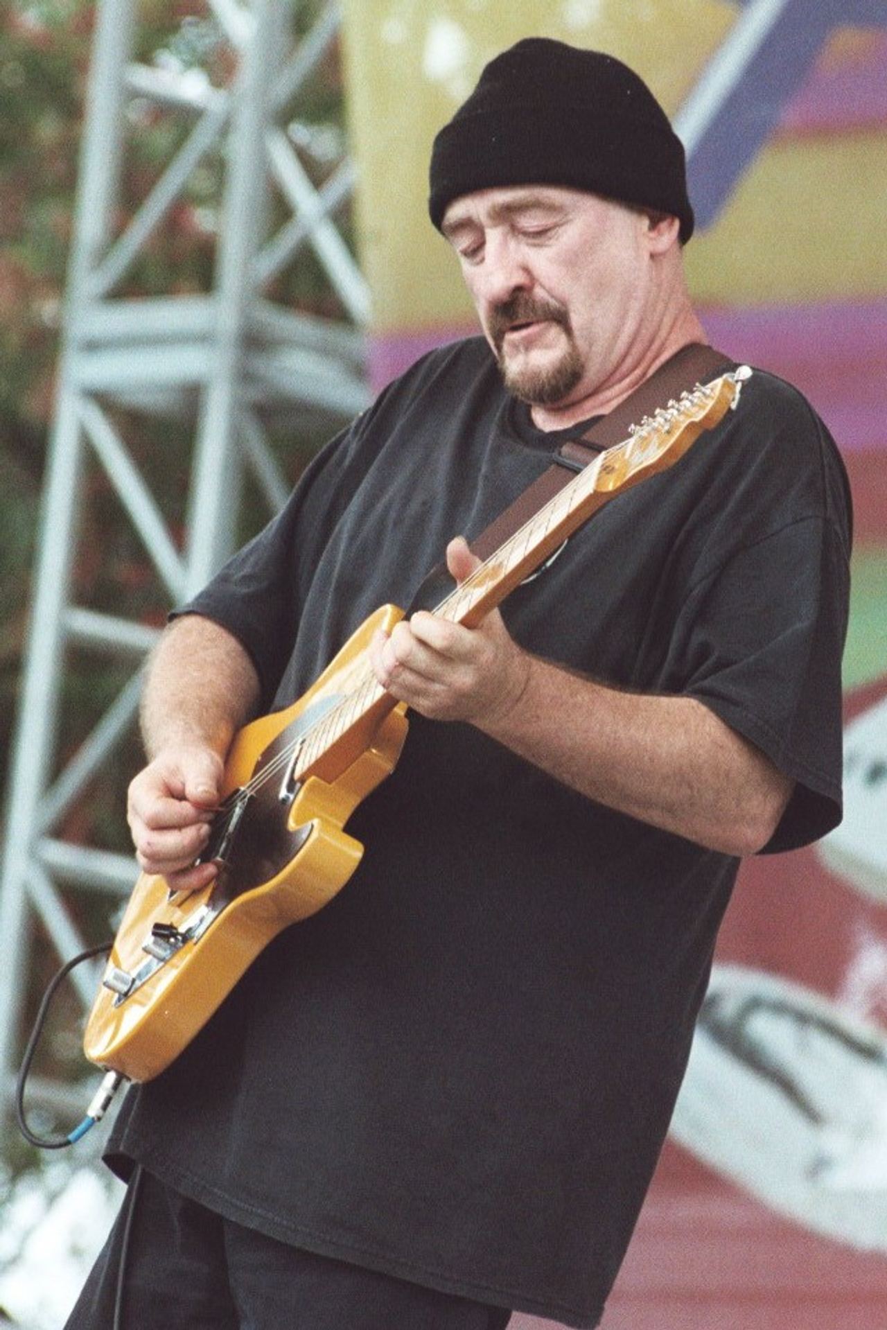 Dave Mason performing in April 2003, pictured here later in his career—not during the 1977 recording sessions