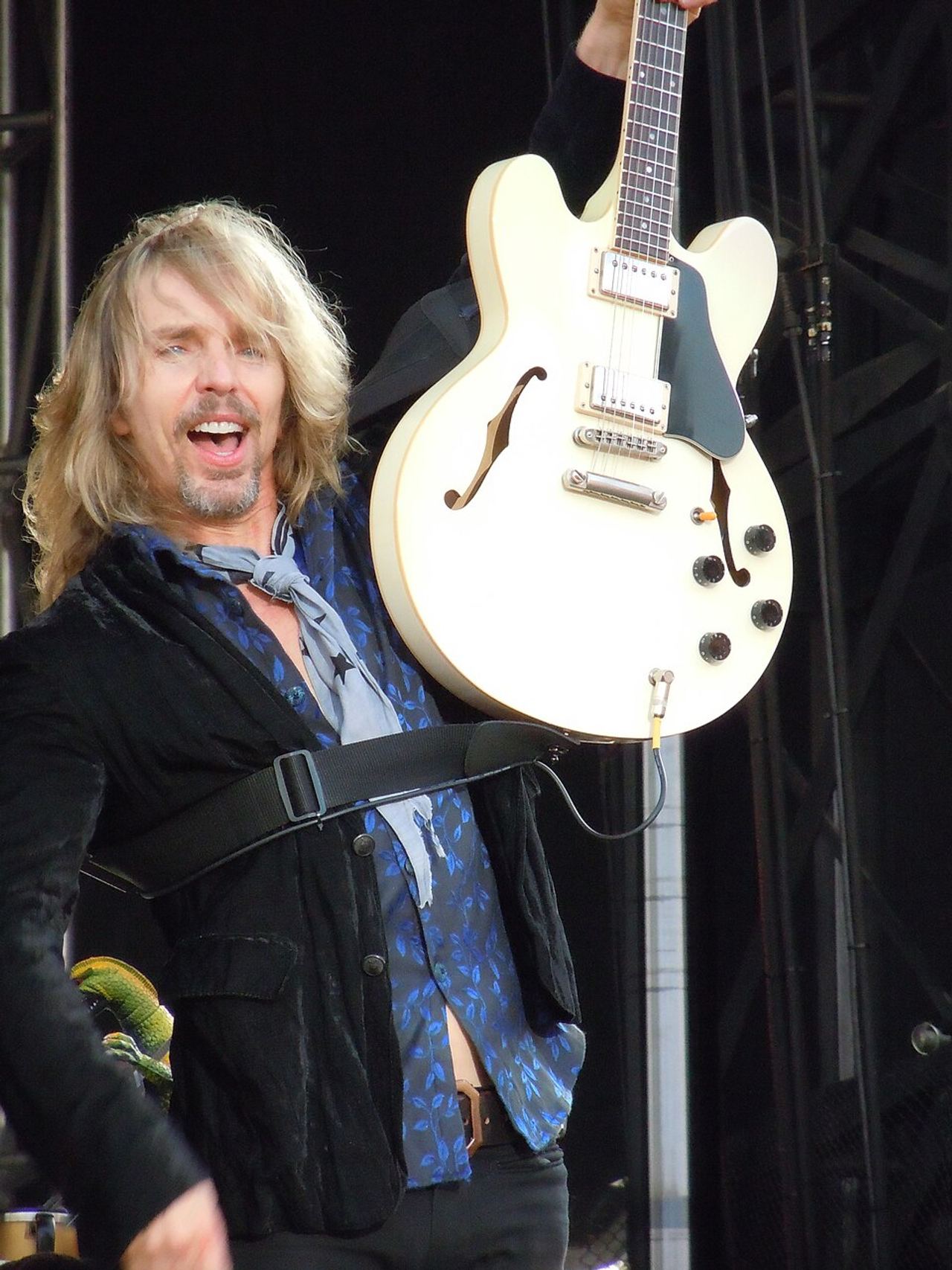 Tommy Shaw performing with Styx in 2010