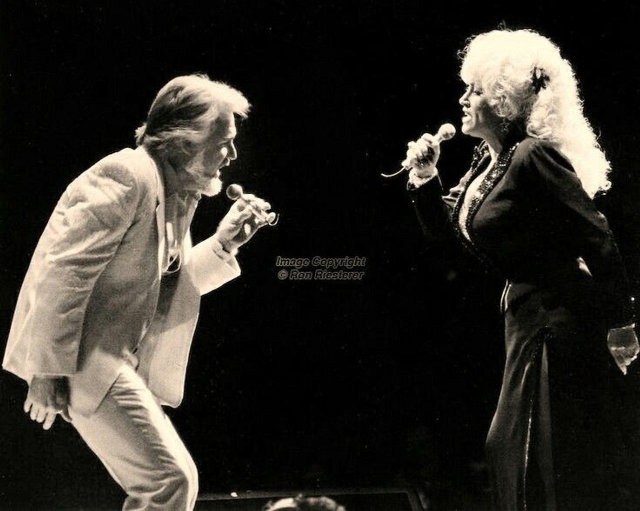 Dolly Parton and Kenny Rogers singing together onstage