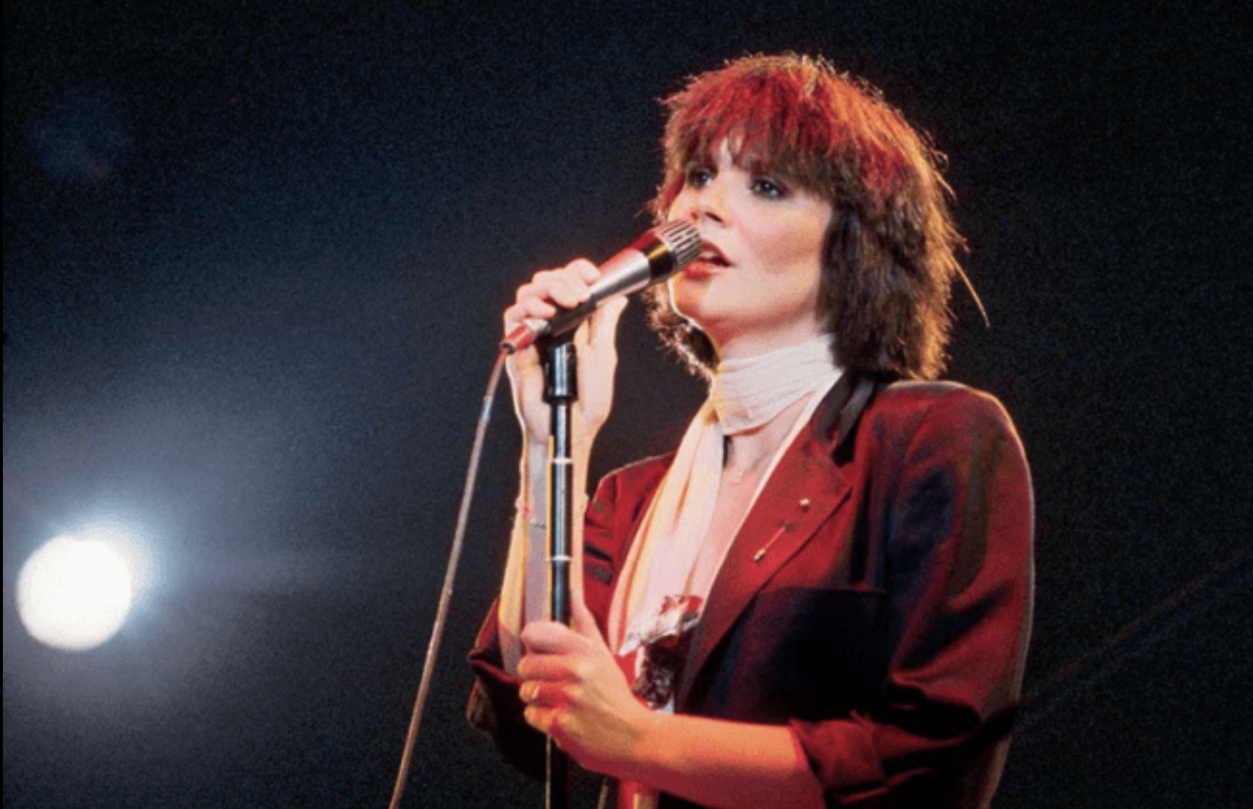 Linda Ronstadt singing onstage during the period when her country-rock sound reached a national audience.
