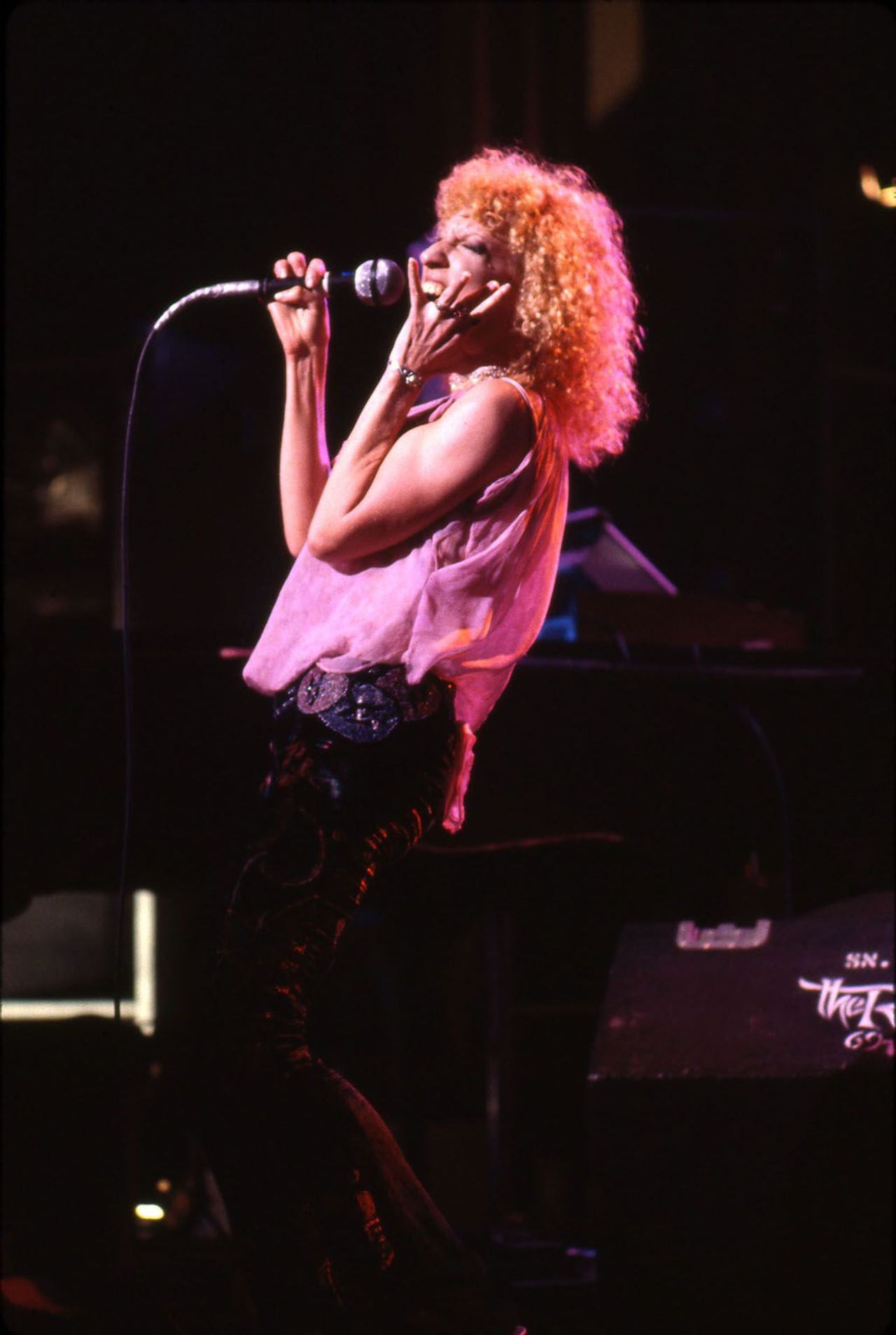 Bette Midler in another performance scene from The Rose (1979). Film still reproduced by L'Express.