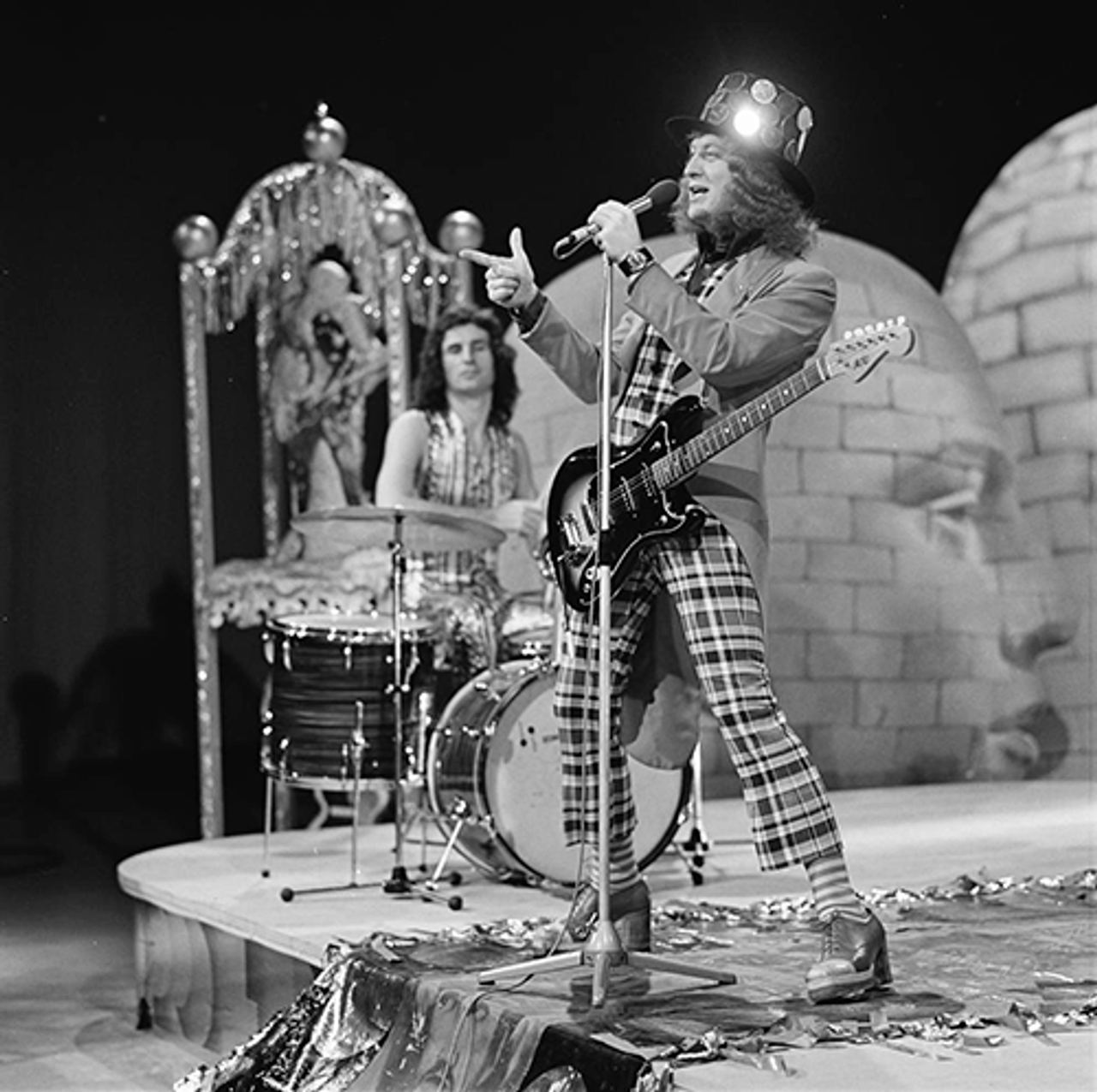 Noddy Holder singing with Slade on TopPop in 1973