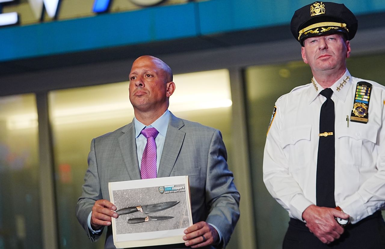 Police later displayed an image of knives recovered at the scene as investigators detailed the deadly encounter. The weapons became a key part of the investigation into the attack and the officers' response. | Source: Getty Images