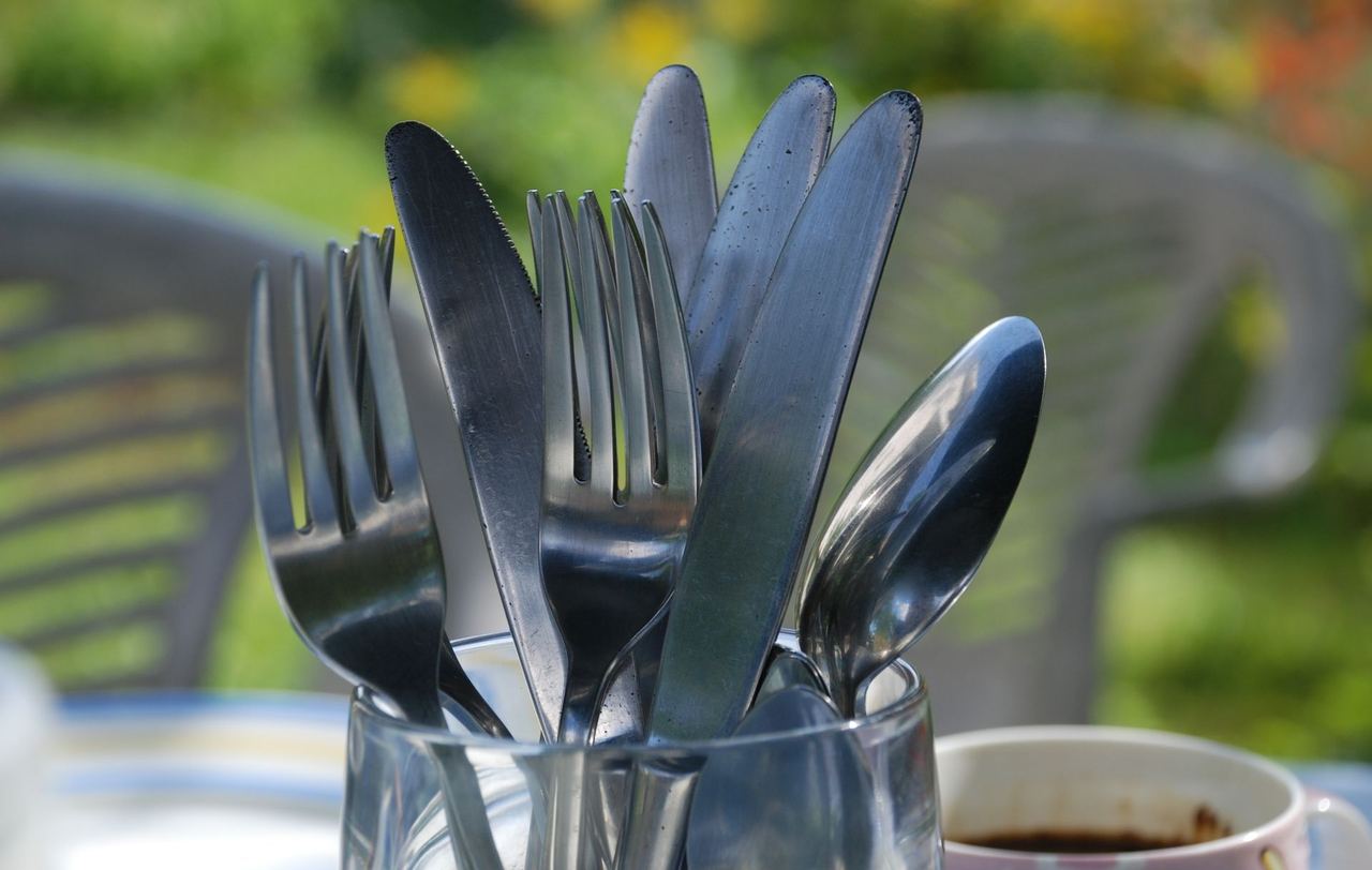 A close-up shot of silverware in a jar | Source: Pexels
