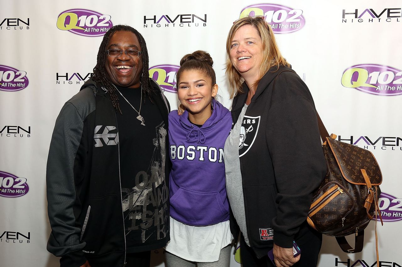 Zendaya has often credited her parents with helping shape the grounded values she carried into adulthood. Her mother, Claire Stoermer, marked her 30th birthday with a heartfelt throwback tribute and revealed they had just spoken on FaceTime.
