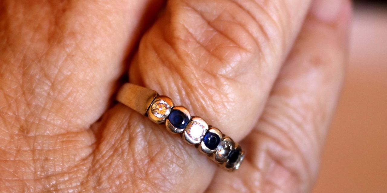 Diamond ring on an elderly lady's finger | Source: Shutterstock