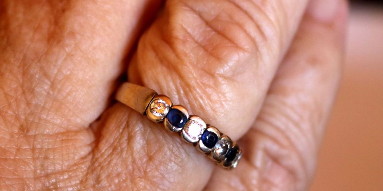 78-Year-Old Woman Left for a 3-Day Autumn Retreat – 2 Weeks Later, She Returned Wearing a Wedding Ring Her Daughter Had 
