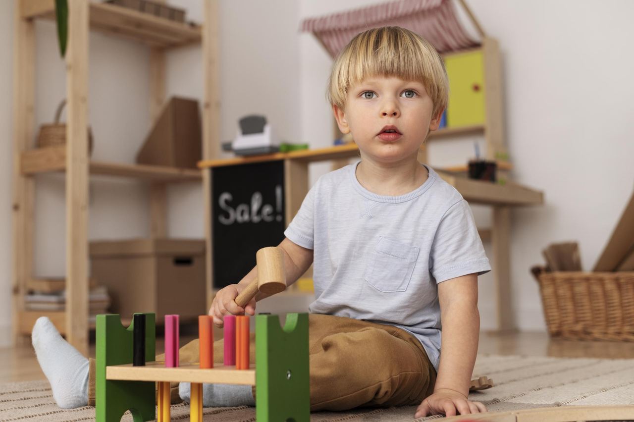 A kid playing with toys | Source: Magnific