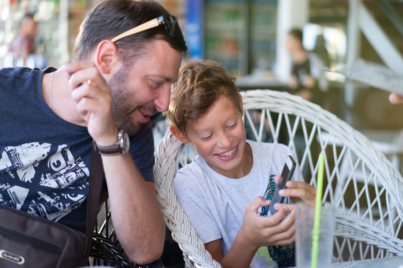 A son showing something to his father | Source: Pexels