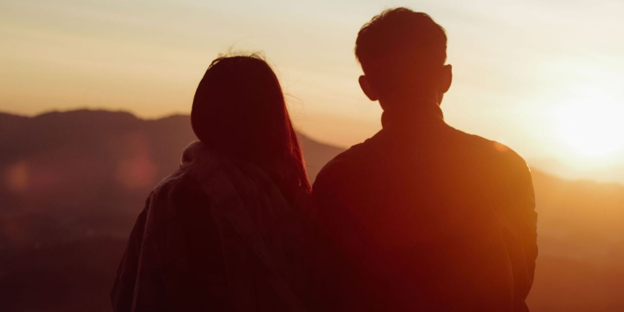 A couple looking at the sunset | Source: Pexels