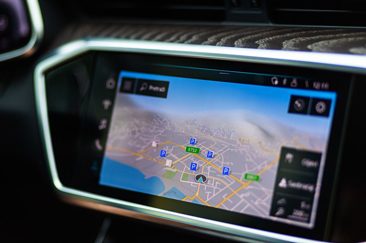 A GPS touchscreen in a car | Source: Pexels