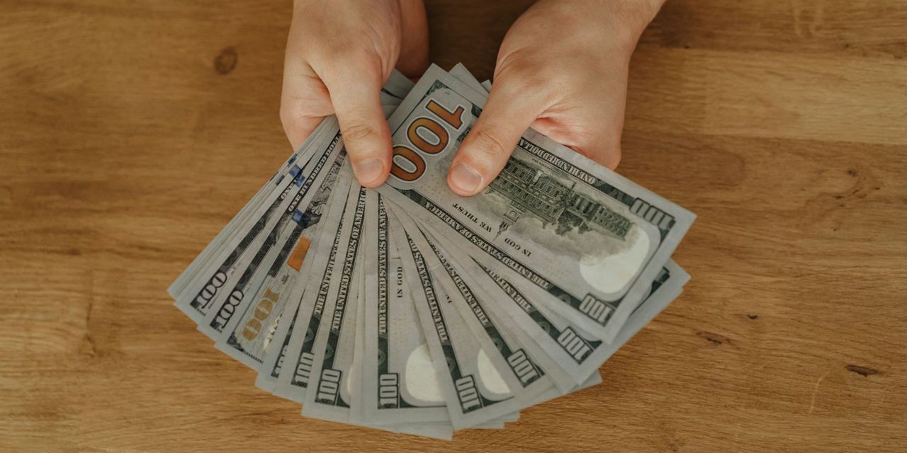 A person holding cash | Source: Pexels