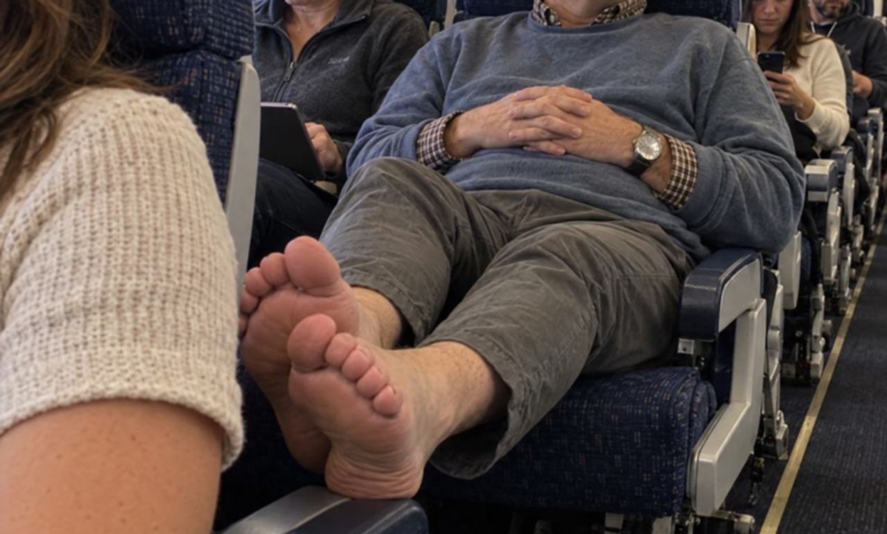 A Man Put His Smelly Feet on a Woman’s Airplane Armrest and Refused to Move Them – She Didn’t Yell, but Her Little Lesso