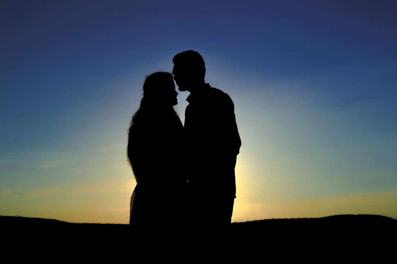 Silhouette of a couple embracing at sunrise | Source: Pexels