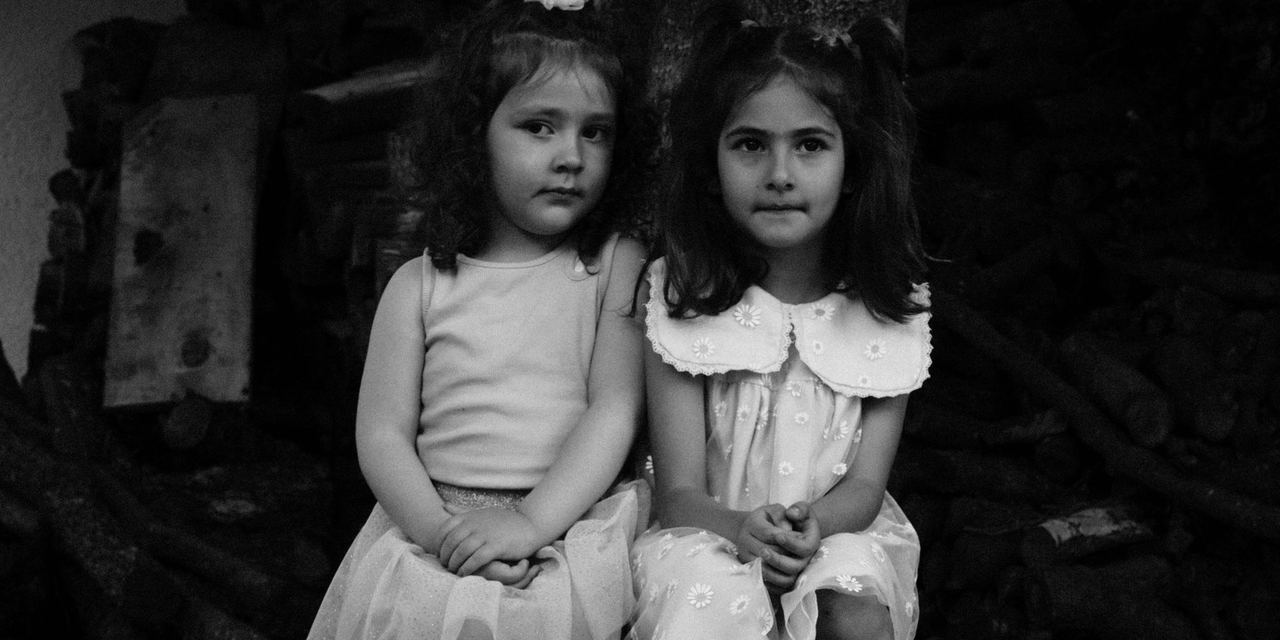 Two sisters sitting together | Source: Pexels