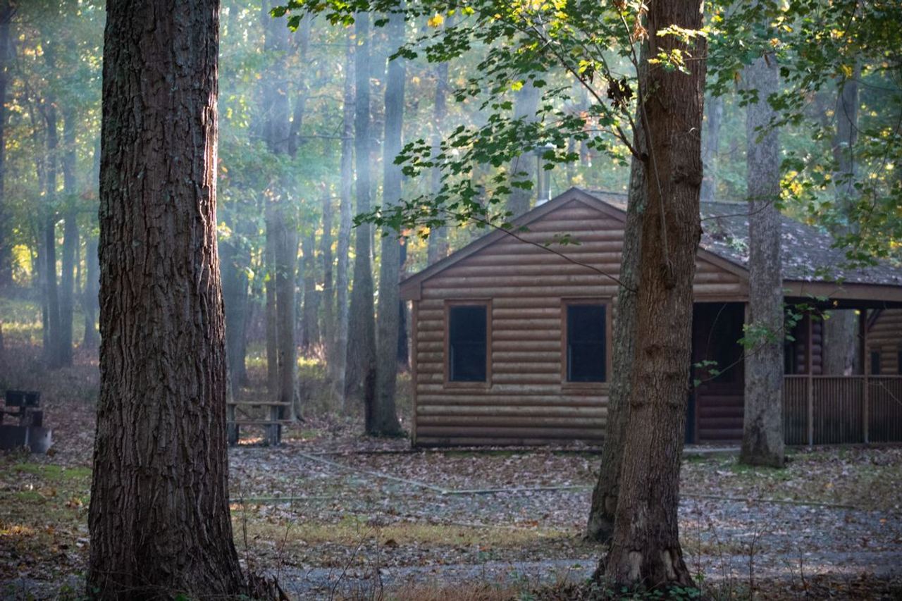 A Woman Fled to Her Late Grandpa's Remote Hunting Cabin After Her Husband's Affair – The Box Waiting for Her There Chang