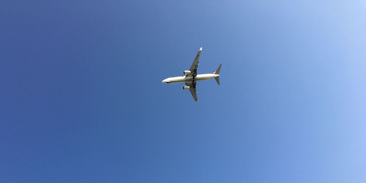 A commercial airplane flying through a clear blue sky | Source: Pexels