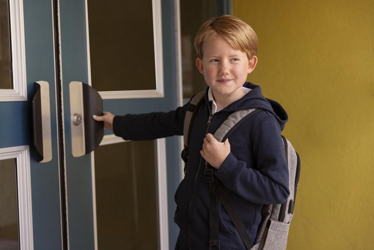 Kid walking for first day of school | Source: Magnific
