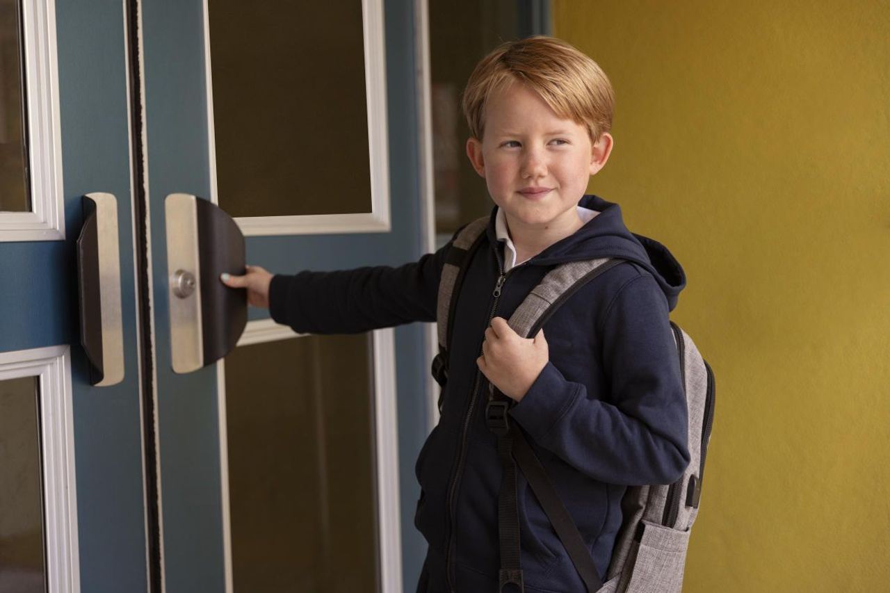 A Woman Let Her 11-Year-Old Son Walk Home from School Alone for the First Time – Twenty Minutes Later, Her Neighbor Call