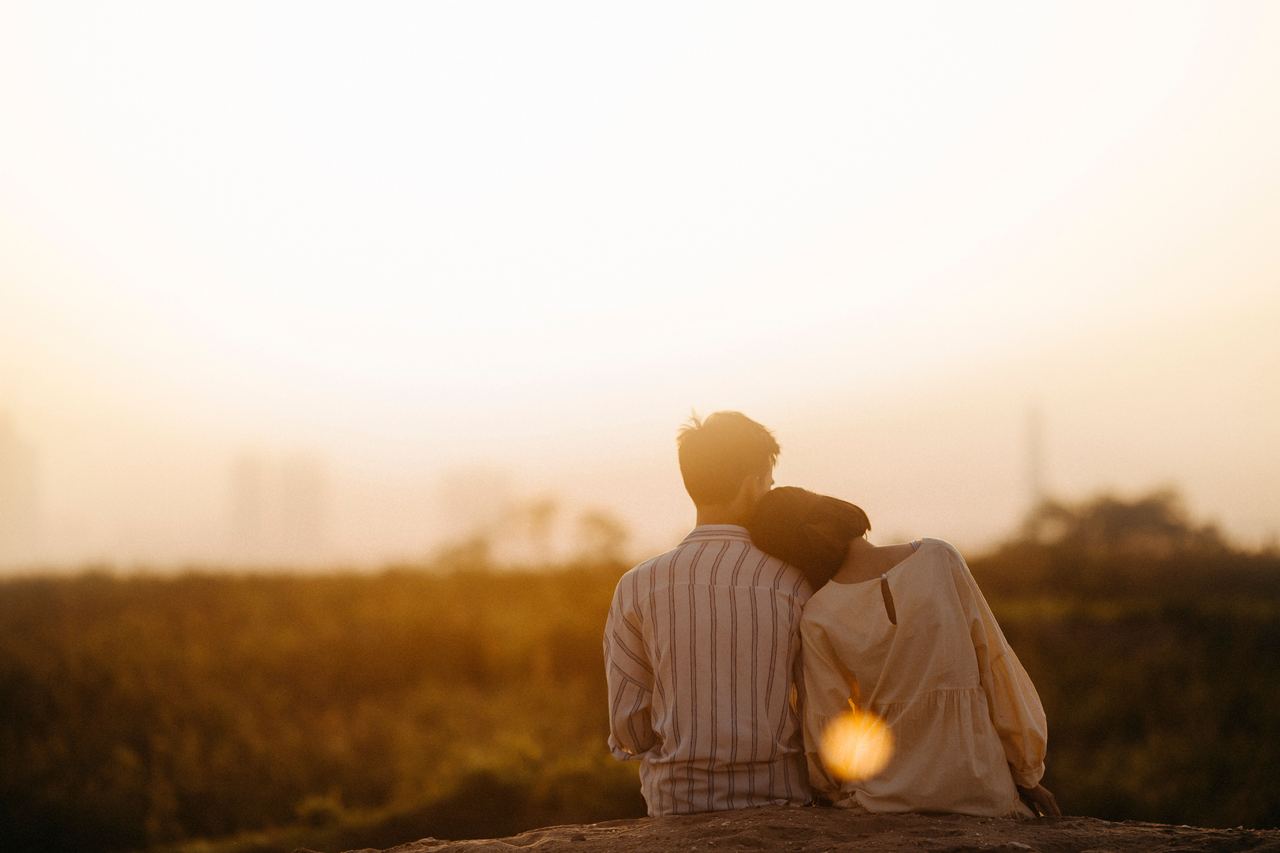 A couple enjoying a sunset | Source: Pexels