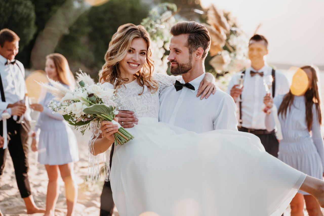 Happy bride and groom | Source: Magnific