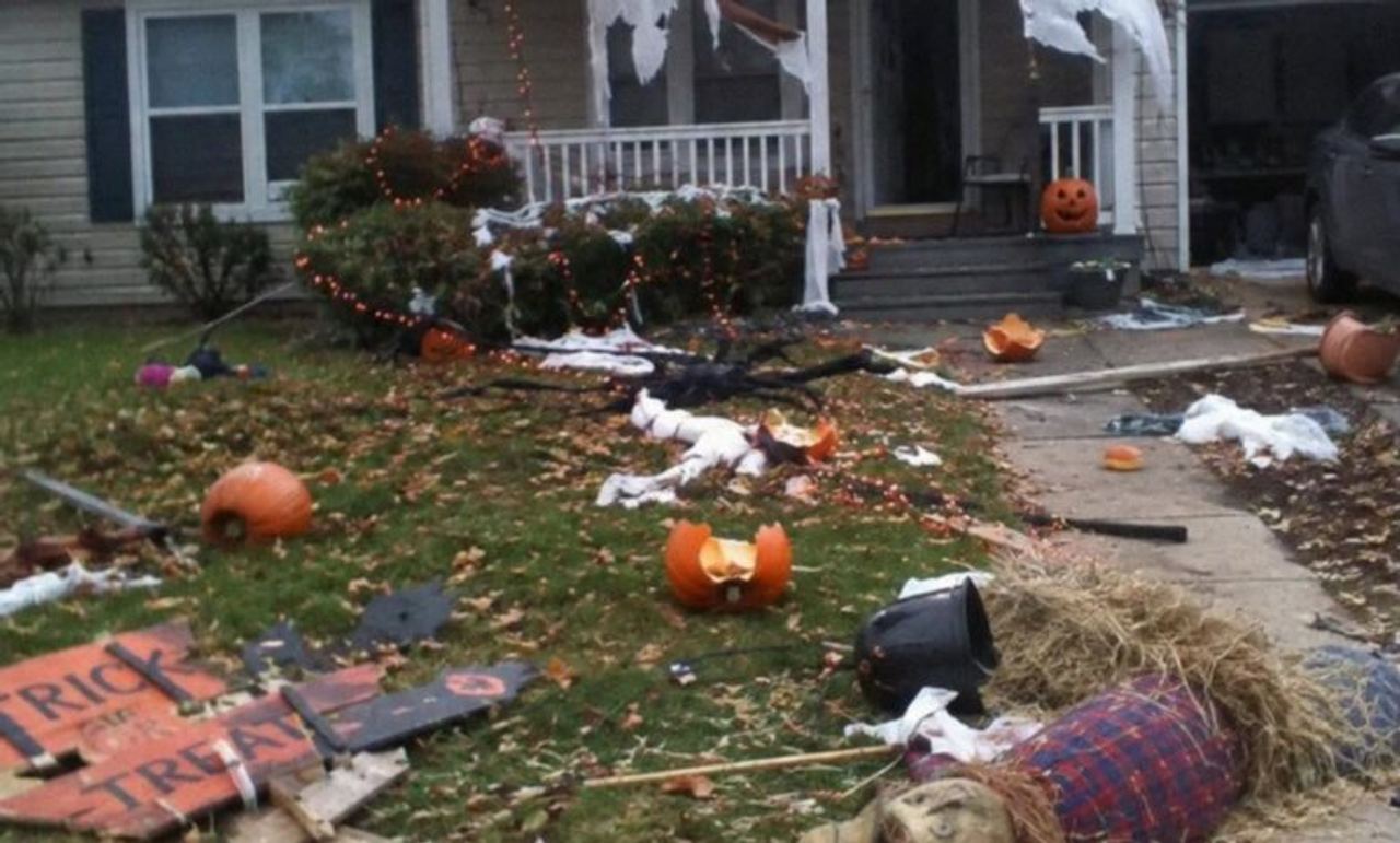 A Woman’s Neighbor Destroyed All Her Halloween Decorations Because They ‘Ruined Her View’ – Five Minutes Later, the Neig