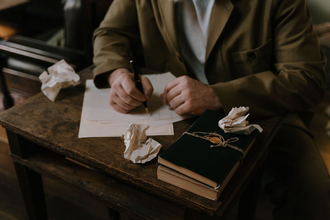 A close-up of a man writing | Source: Pexels
