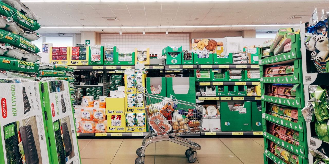 A shopping cart in a grocery store | Source: Pexels