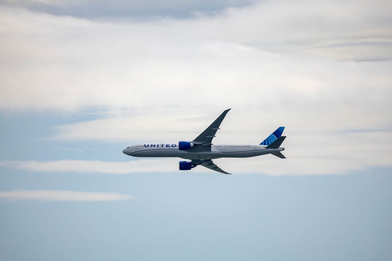A Young Woman Gave Her Dad Her Airline Miles So He Could Attend Her Graduation – He Used Them to Bring His Girlfriend to