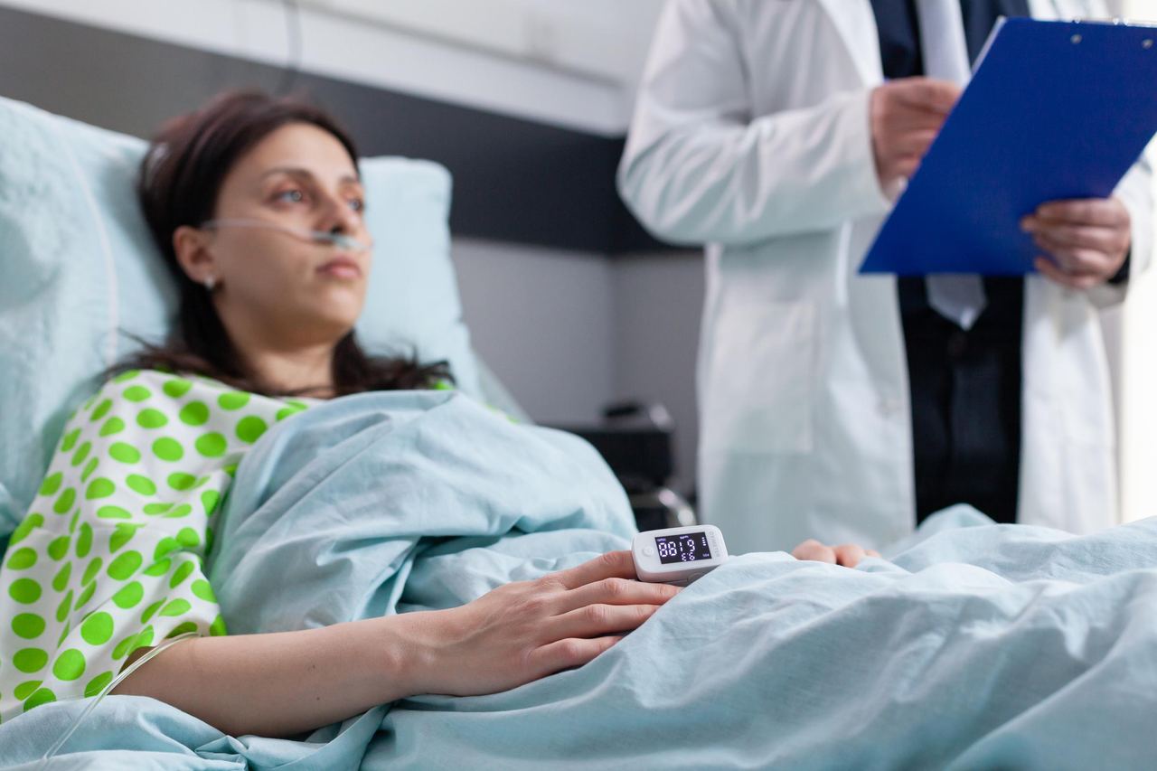 Close up patient lying in bed | Source: Magnific