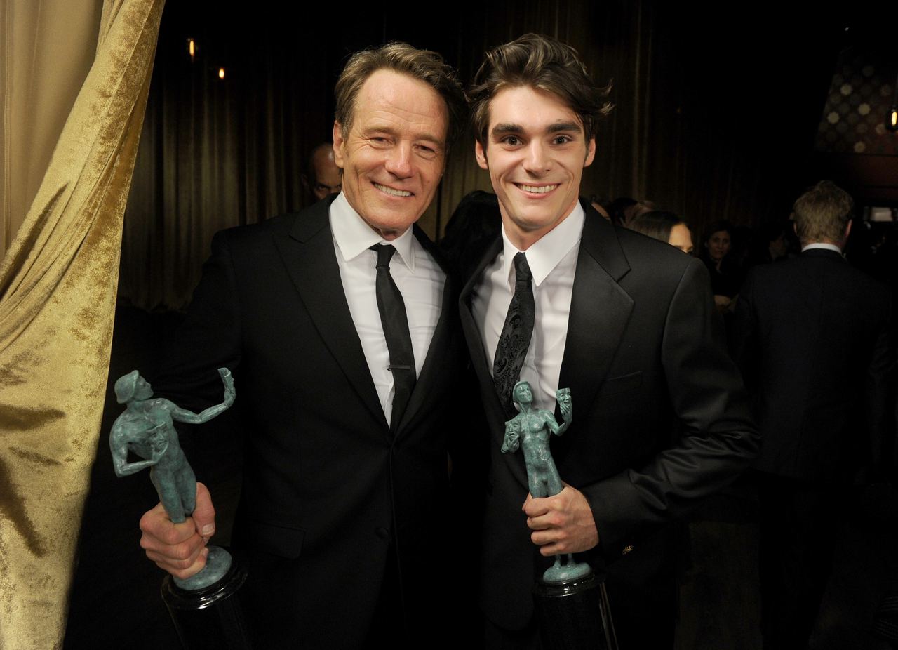 "Breaking Bad" co-stars RJ Mitte and Bryan Cranston pose with their Screen Actors Guild Awards in Los Angeles on January 18, 2014. | Source: Getty Images