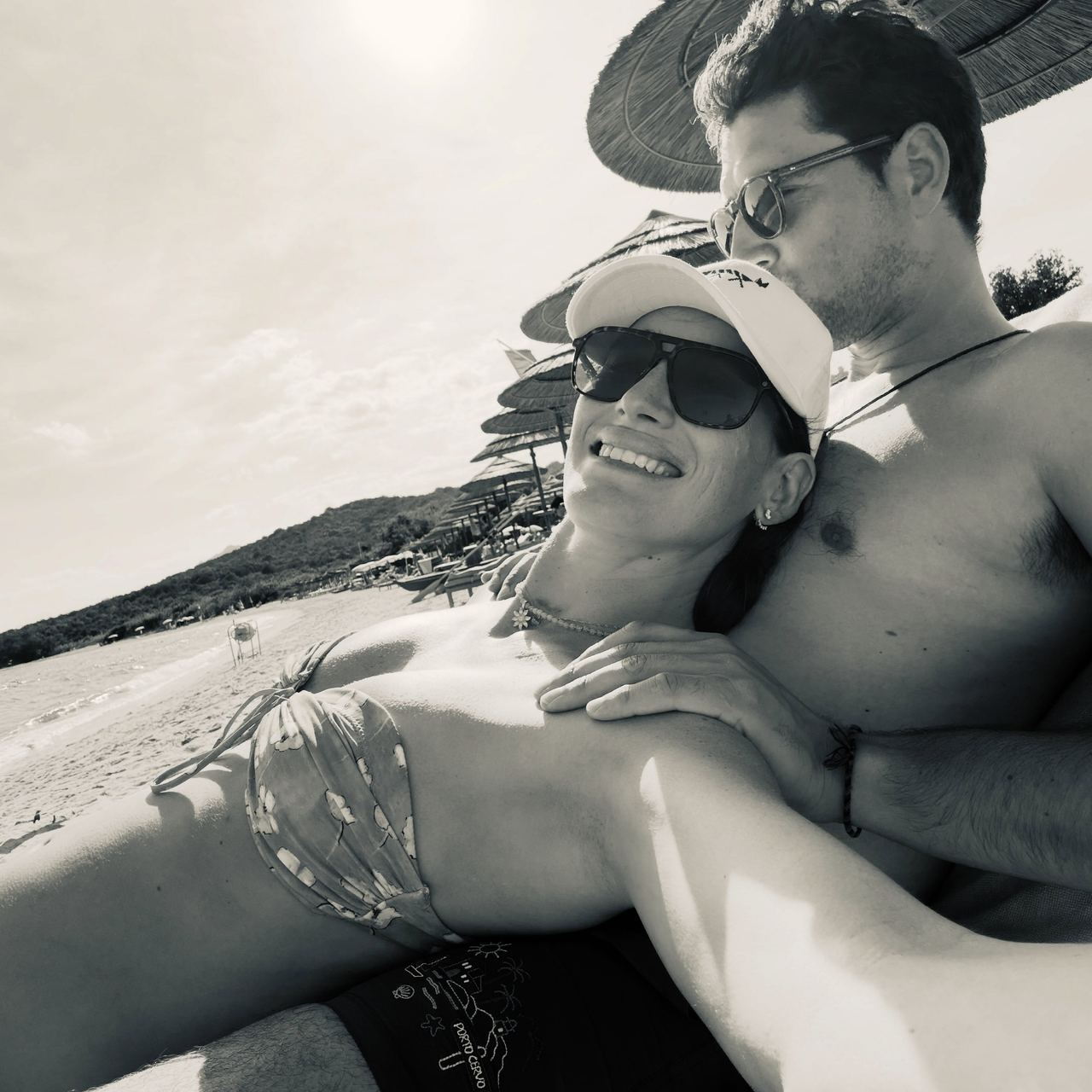 Jessica Springsteen shows off her physique while relaxing with her partner, Nicola Philippaerts, in a black-and-white beach photo. | Source: Instagram/jessicaspringsteen