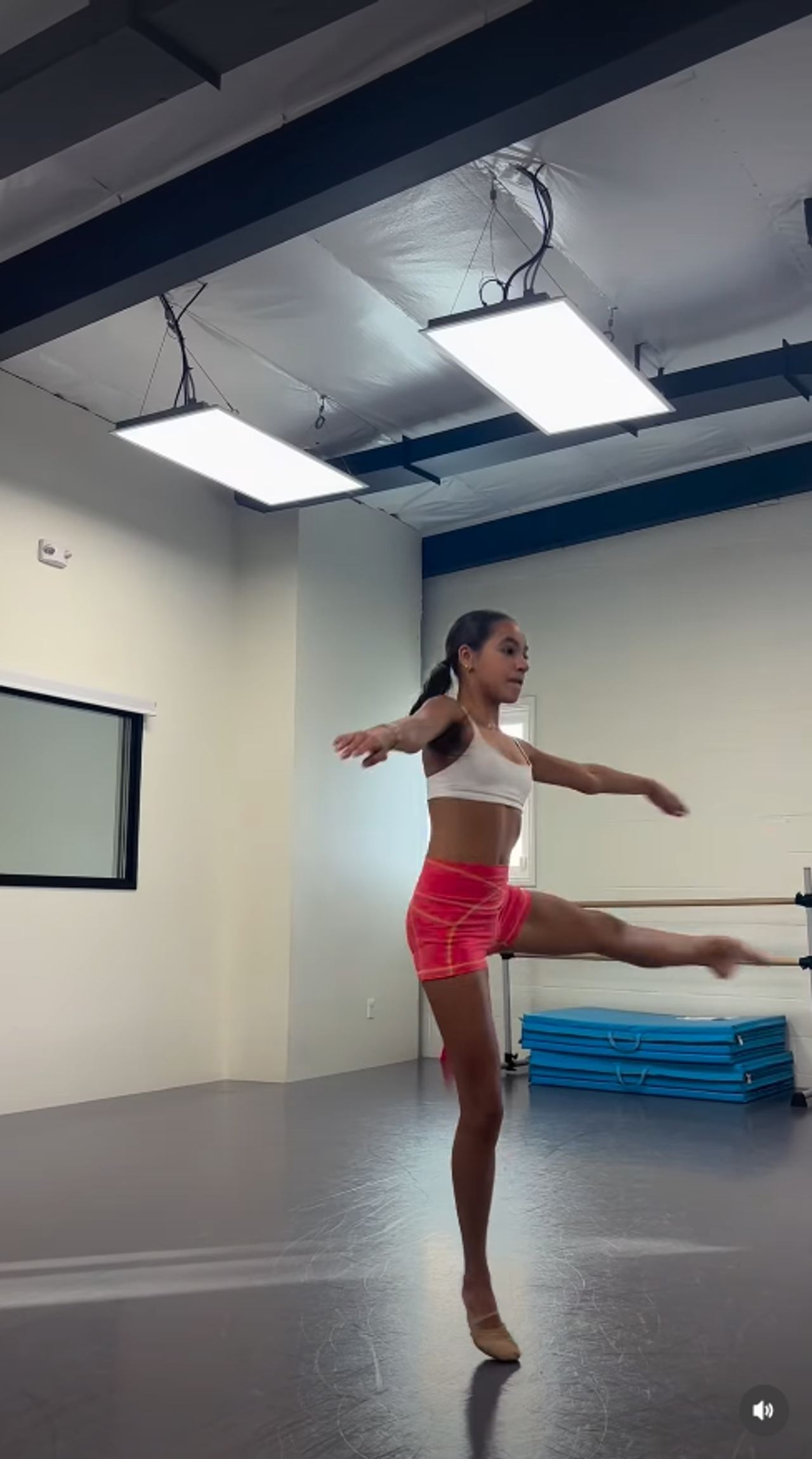 Fiona Lowe practices ballet in a dance studio, balancing on one foot as she extends her leg during a routine. The image captures the teenager’s dedication to dance, a passion that remained part of her life in the months before her death. | Source: Instagram/fiona.lowe.dances