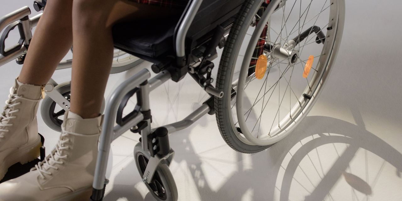 A young woman sits in a wheelchair | Source: Pexels